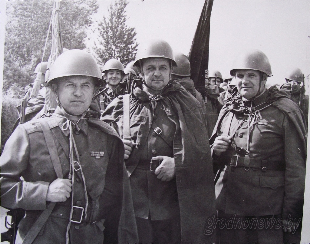 Офицеры 74 отдельного полка связи на учении Днепр, 1967.jpg Офицеры 74 отдельного полка связи на учении Днепр, 1967.jpg
