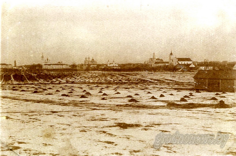 На этом пустыре в 1950-е годы началась застройка улиц Гагарина и Мира. Фото 1916 года. 01 54.jpg