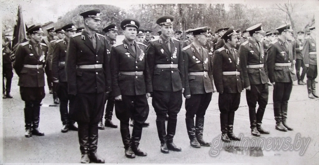 Офицеры 74 отд.полка связи во время строевого смотра, кон.1950-х-нач.1960-х.jpg Офицеры 74 отд.полка связи во время строевого смотра, кон.1950-х-нач.1960-х.jpg