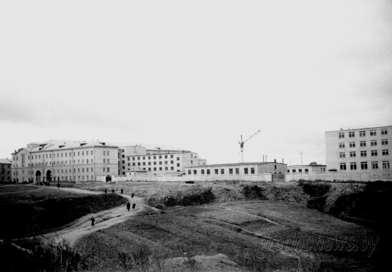 Овраг по улице Гагарина. На заднем плане обувная фабрика. 1964 г. 07 54.jpg