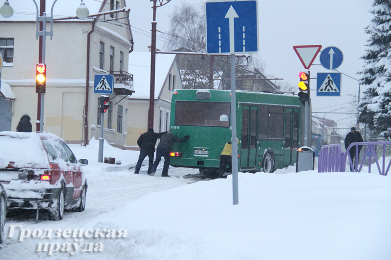 Снегопад в Гродно в очередной раз подкинул проблем водителям (ФОТО)