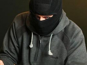 Трое преступников в масках из чулок напали на пенсионеров в Мостовском районе