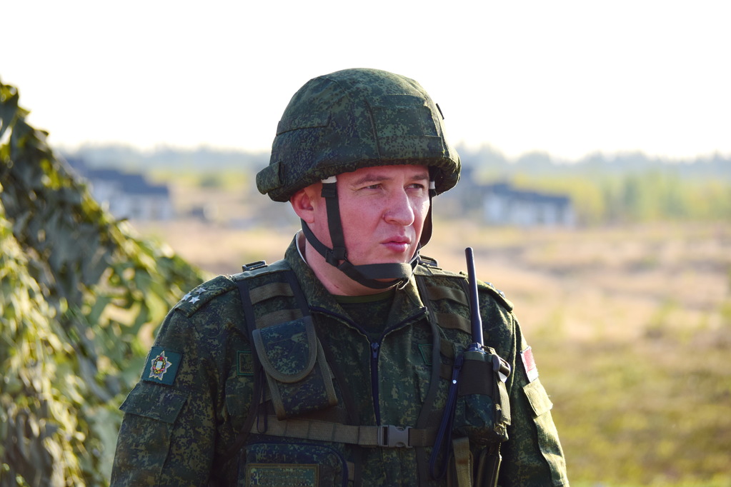 Командующий войсками ЗОК полковник Виктор Хренин в ходе учения.JPG
