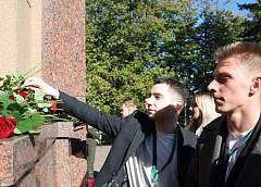 Участники II Форума блогеров Беларуси "БлогБай. Сила в правде!" возложили цветы к обелиску "Братская могила"