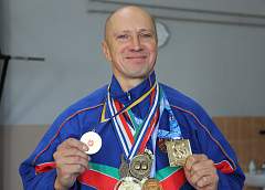 Со спортивного Олимпа на малую родину. Чемпион мира по гиревому спорту Андрей Лагунский тренирует детей в белорусской глубинке