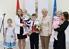 Многодетную маму из Октябрьского района г.Гродно наградили орденом Матери 