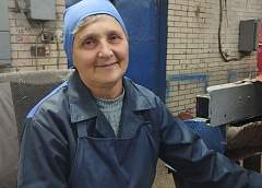 Медалью «За трудовые заслуги» награждена съемщик длинного волокна производственного участка «Лида» ОАО «Кореличи-Лён» Елена Шушко