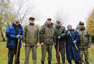 Руководство Гродненской области трудится на субботнике в дендропарке Скидельского лесхоза 