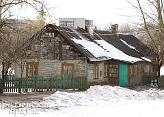 Частный дом в центре Гродно давно признан непригодным для проживания, но гродненка продолжает в нем жить 