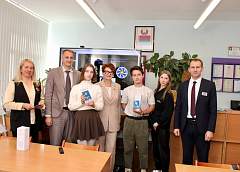 С новым статусом! В Гродненском колледже бытового обслуживания населения учащихся приняли в профсоюзную семью