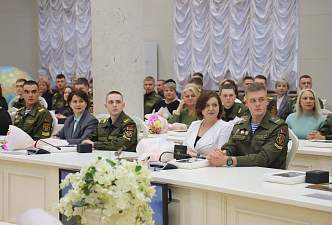 Министр обороны Виктор Хренин наградил солдат-срочников Гродненщины за отличную службу