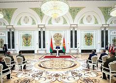 Александр Лукашенко накануне Дня народного единства вручает госнаграды