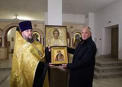 Руководитель представительства Нижегородской области в Беларуси Андрей Дудкин передал церковную утварь храму благоверного князя Александра Невского 